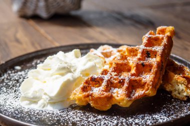 Berry sos ve crème fraiche ile Viyana waffle p vardır