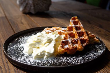 Berry sos ve crème fraiche ile Viyana waffle p vardır