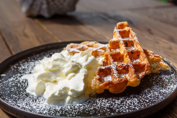 Berry sos ve crème fraiche ile Viyana waffle p vardır