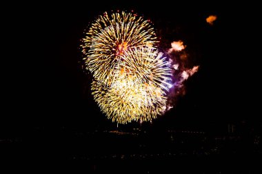 Gece şehir ve bl arka plan üzerinde kutlama havai fişek