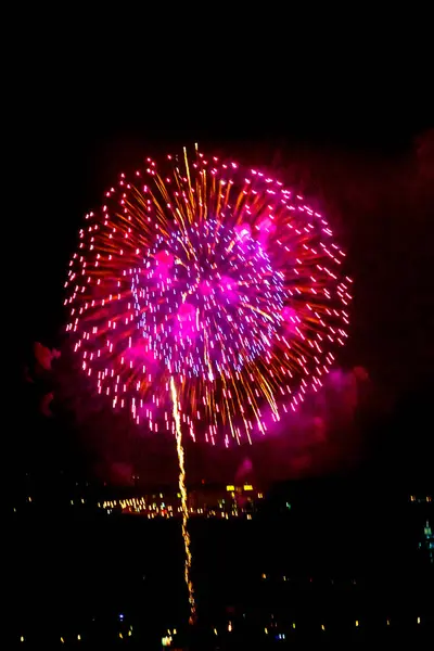 Festliches Feuerwerk vor dem Hintergrund der nächtlichen Stadt und der bl — Stockfoto