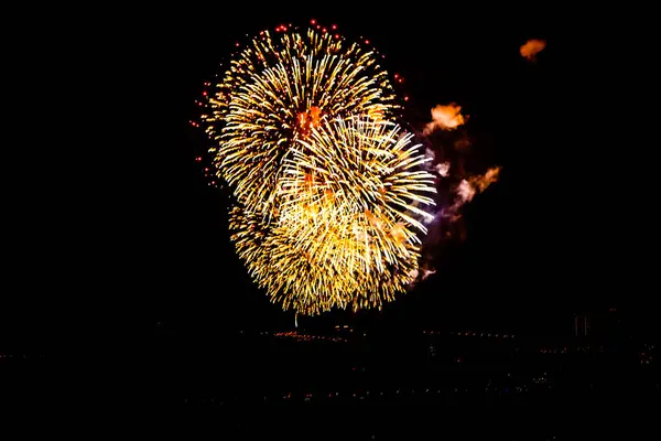 Εορταστικών πυροτεχνημάτων στο φόντο της πόλης το βράδυ και το bl — Φωτογραφία Αρχείου