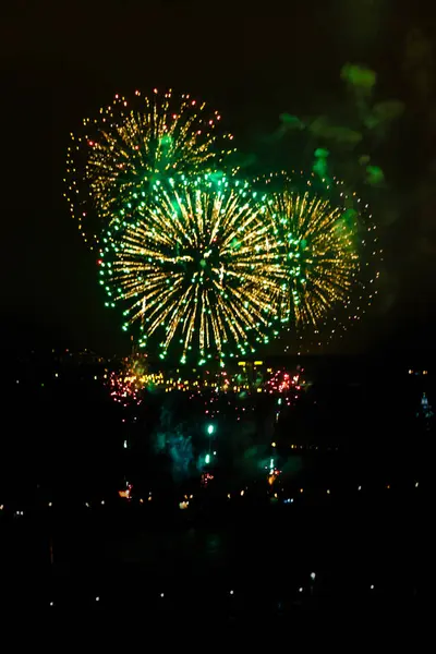 Εορταστικών πυροτεχνημάτων στο φόντο της πόλης το βράδυ και το bl — Φωτογραφία Αρχείου