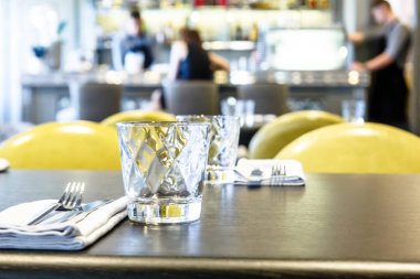 Güzel bardaklar su ve çatal bıçak takımı için tablo 