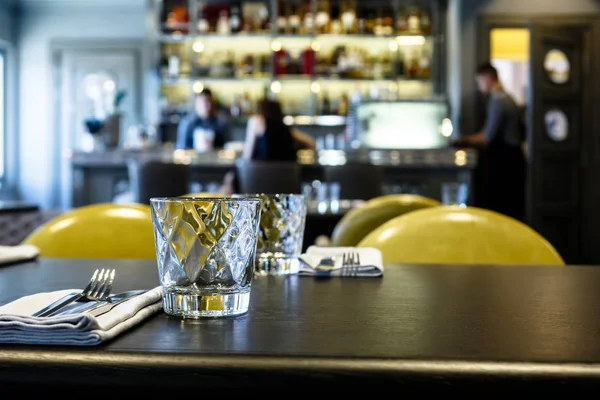 Güzel bardaklar su ve çatal bıçak takımı için tablo 