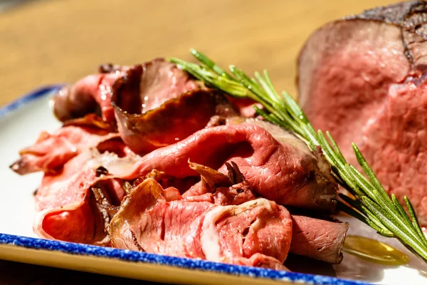 İnce dilimlenmiş biftek ve bir büyük dilim.