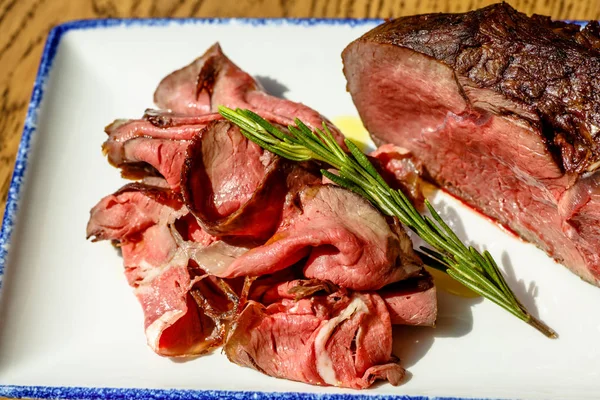 İnce dilimlenmiş biftek ve bir büyük dilim.