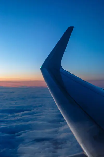 Sonnenuntergang aus dem Flugzeug, Flügel, Wolken, Himmel. — Stockfoto