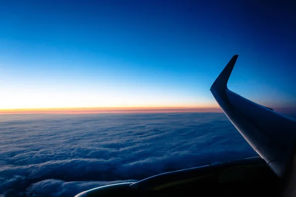 Sonnenuntergang aus dem Flugzeug, Flügel, Wolken, Himmel. — Stockfoto