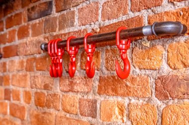 Dekoratif elemanlar acımasız bar veya re olarak tuğla kırmızı kanca