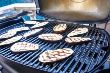 Bir gaz ızgara ızgara kavrulmuş patlıcan.