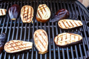 Bir gaz ızgara ızgara kavrulmuş patlıcan.