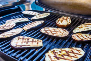 Bir gaz ızgara ızgara kavrulmuş patlıcan.