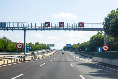 Boş otoyol, saatte 120 km hızda seyahat edebilirsiniz.