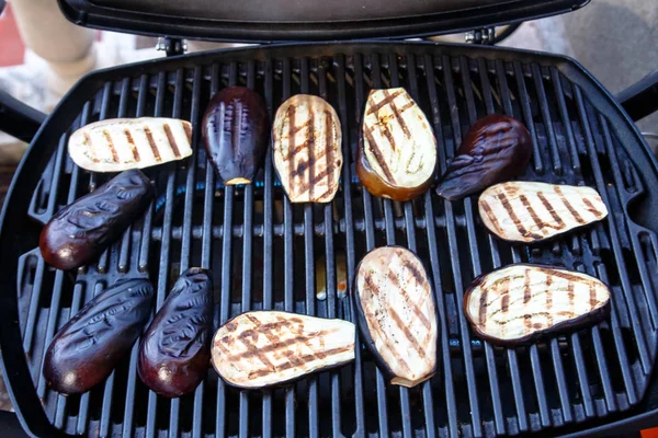 Bir gaz ızgara ızgara kavrulmuş patlıcan.