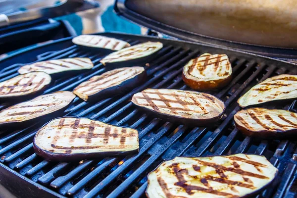 Bir gaz ızgara ızgara kavrulmuş patlıcan.