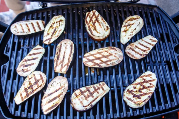 Bir gaz ızgara ızgara kavrulmuş patlıcan.