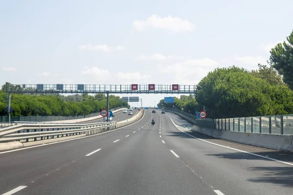 Boş otoyol, saatte 120 km hızda seyahat edebilirsiniz.