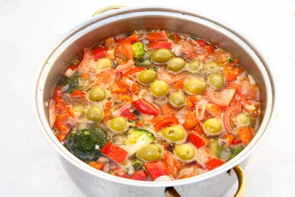 Sopa vegetal de tomate, pimentão, brócolis e azeitonas cozidas — Fotografia de Stock