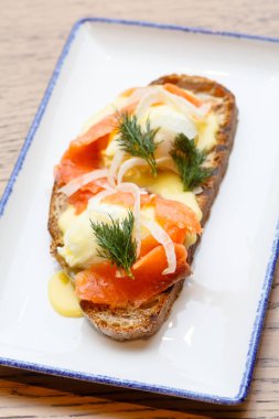 Güzel sandviç somon ve haşlanmış yumurta, yumurta sarısı ile akar