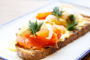 Güzel sandviç somon ve haşlanmış yumurta, yumurta sarısı ile akar