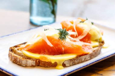 Güzel sandviç somon ve haşlanmış yumurta, yumurta sarısı ile akar