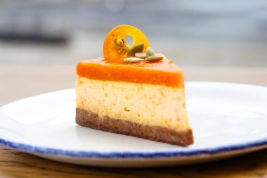 Turuncu bir üst ve alt kahve pasta plaka üzerinde yatıyor