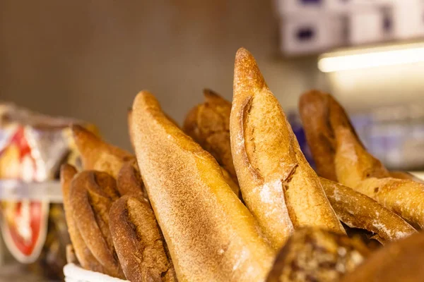 Pain fait maison et une baguette se trouve dans le panier sur le comptoir — Photo