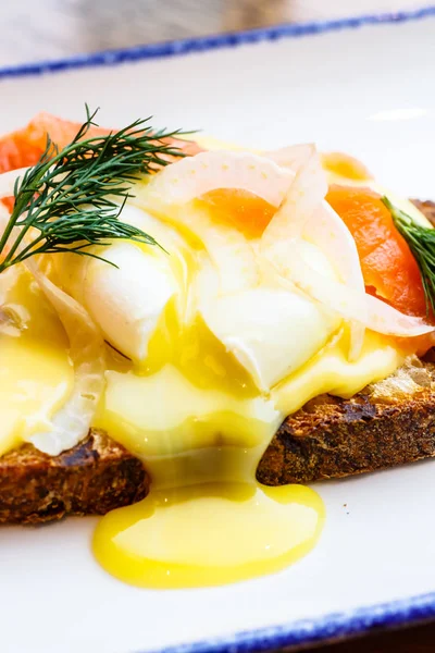 Güzel sandviç somon ve haşlanmış yumurta, yumurta sarısı ile akar