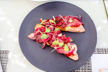 Bruschetta jambon ile plaka üzerinde duruyor.