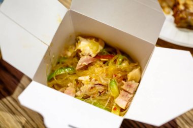 Çin cam noodles sebze ve et olduğunu kutusunda SK