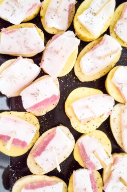 Patates dilim pastırma kavurma için hazır.