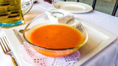 İspanyol domates gazpacho çorbası plaka.