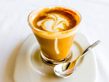 İspanya - cortado bir cam Kupası geleneksel kahve.