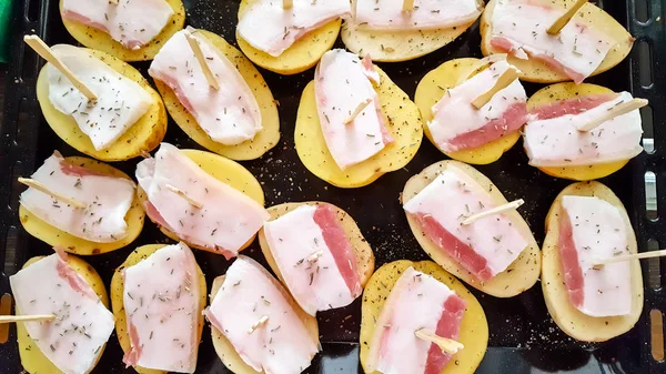 Patates dilim pastırma kavurma için hazır.