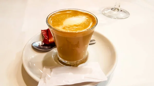 Caffè tradizionale in Spagna - cortado in una tazza di vetro . — Foto Stock