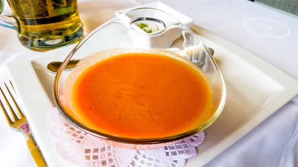 İspanyol domates gazpacho çorbası plaka.