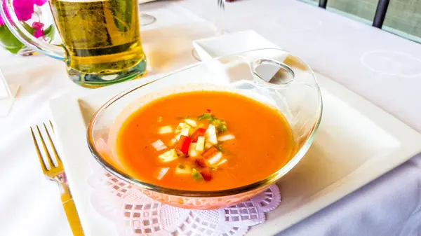 Spanische Tomaten Gazpacho Suppe im Teller. — Stockfoto