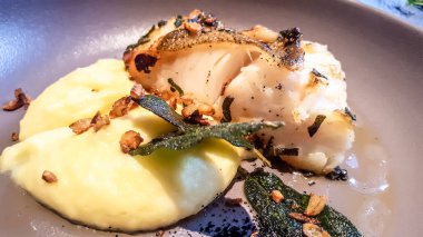 Patates püresi ile ızgara deniz balığı plaka üzerinde.