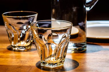 Bir sürahi su ve gözlük masada vardır