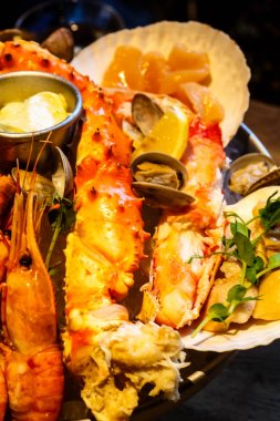 Yengeç, karides, midye, bir tabak re buz üzerinde yatan ıstakoz