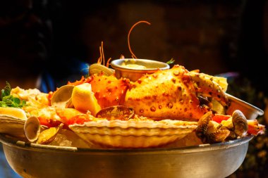 Yengeç, karides, midye, bir tabak re buz üzerinde yatan ıstakoz