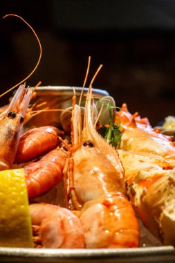 Yengeç, karides, midye, bir tabak re buz üzerinde yatan ıstakoz