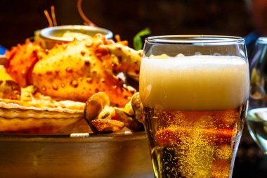 Bir bardak bira içinde belgili tanımlık geçmiş Yengeç, karides, sc bir plakadır