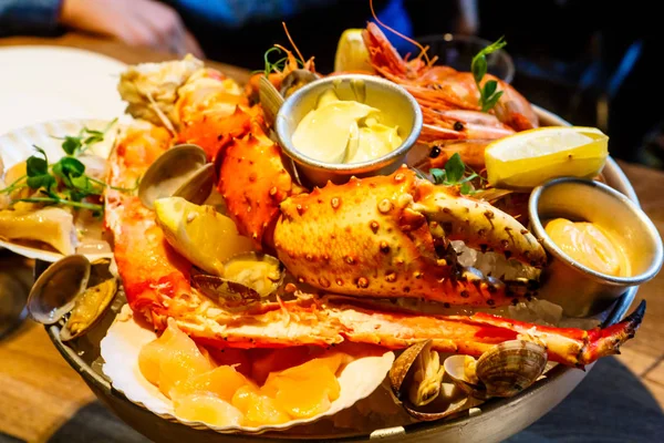 Yengeç, karides, midye, bir tabak re buz üzerinde yatan ıstakoz