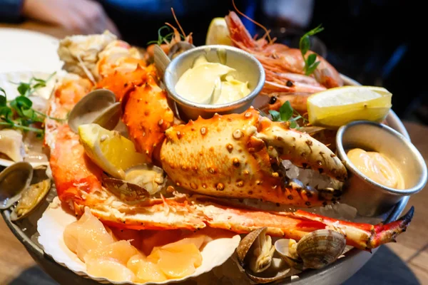 Yengeç, karides, midye, bir tabak re buz üzerinde yatan ıstakoz