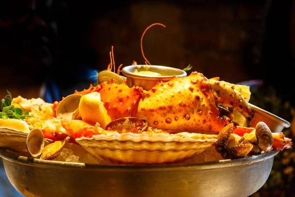 Yengeç, karides, midye, bir tabak re buz üzerinde yatan ıstakoz