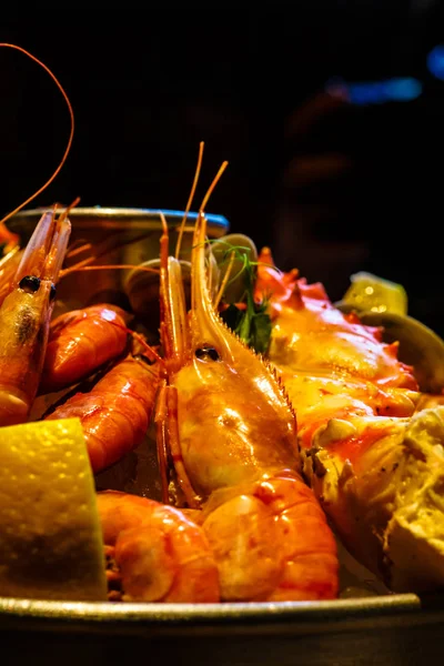 Yengeç, karides, midye, bir tabak re buz üzerinde yatan ıstakoz