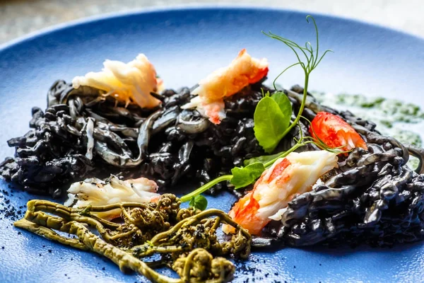 Kamçatka yengeç ve genç gre phalanxes siyah risotto