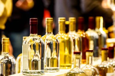 Bir sürü farklı güçlü alkol stand üst üste t şişe